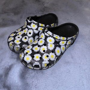 Daisy Print (Black & White) Crocs Size 6 Women’s, 4 Men’s